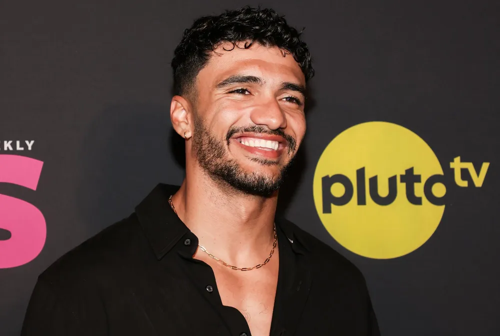 The Bachelorette s Jonathon Johnson Poses for Photo With Mark Anderson and Barbara Alyn Woods