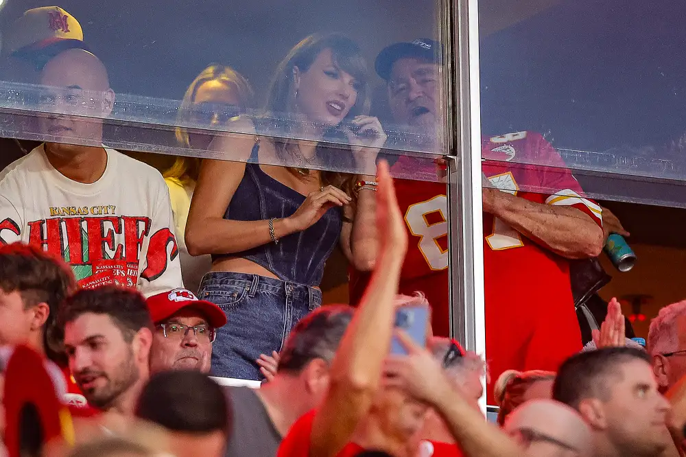 Travis Kelce's Dad Ed Trades Friendship Bracelets With Taylor Swift Fans at Toronto 'Eras Tour' Show