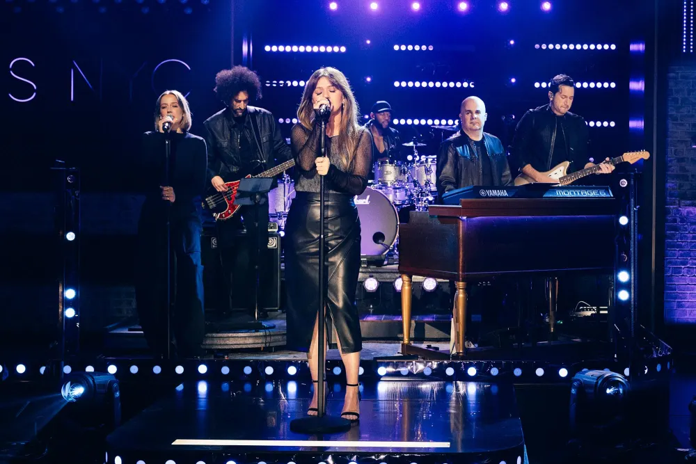 Luxury Handbag Shopping Ranks Kelly Clarkson s Best Kellyoke Covers So Far 750