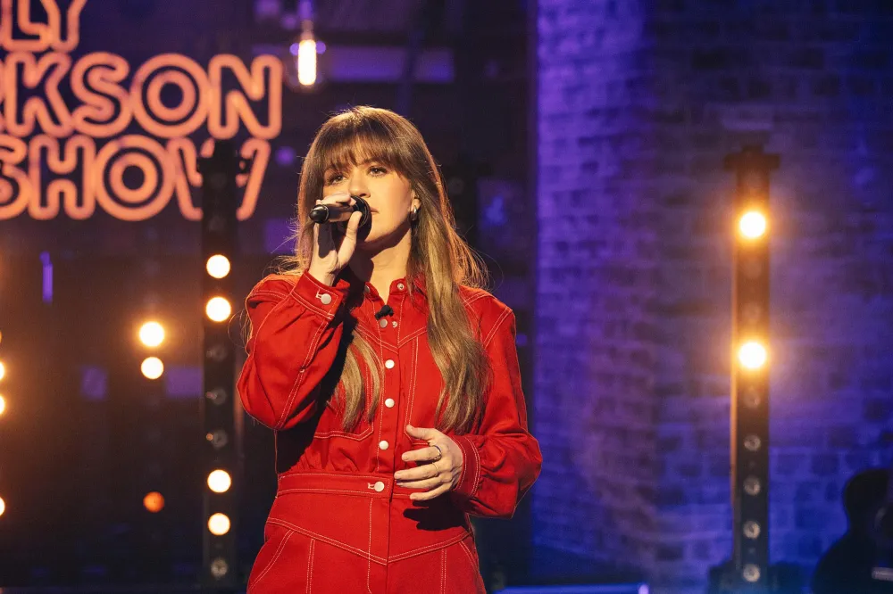 Luxury Handbag Shopping Ranks Kelly Clarkson s Best Kellyoke Covers So Far 751