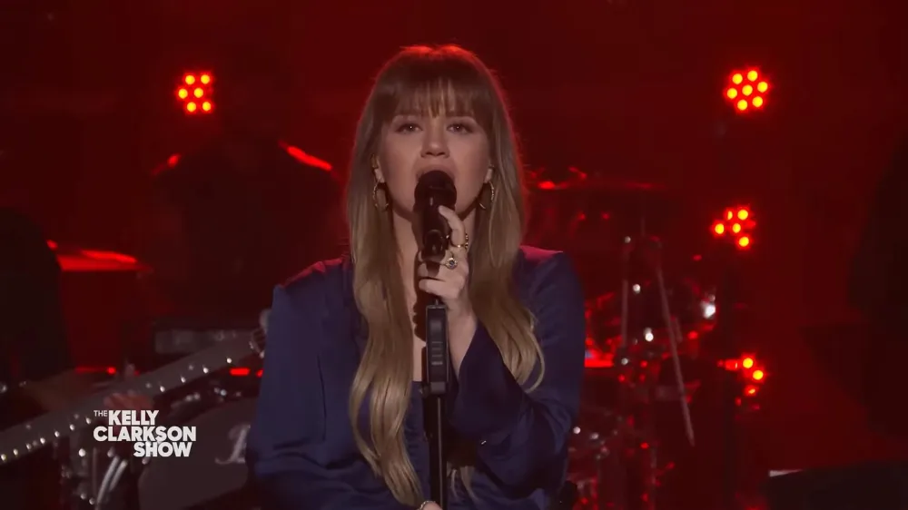 Luxury Handbag Shopping Ranks Kelly Clarkson s Best Kellyoke Covers So Far 754