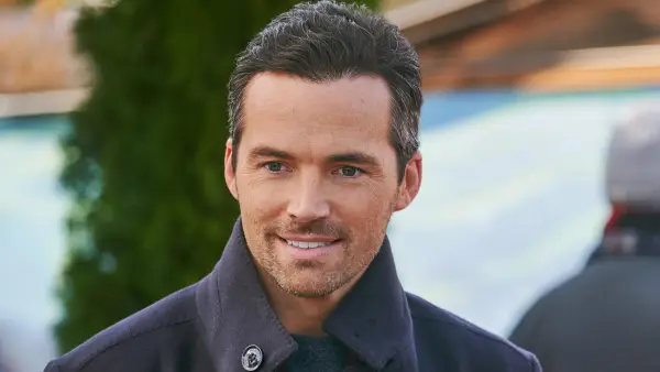 Why Ian Harding Doesn t Decorate for Christmas Until December 23 — And Is Anti Lights 556