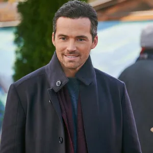 Why Ian Harding Doesn t Decorate for Christmas Until December 23 — And Is Anti Lights 556