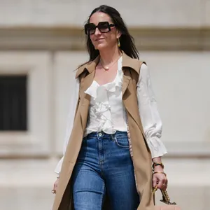 woman wearing white blouse and blue jeans