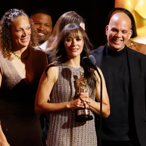 Rashida Jones Reads Late Dad Quincy Jones’ Honorary Oscar Speech