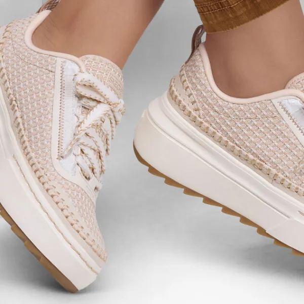 sporty-trendy-sneakers-skechers