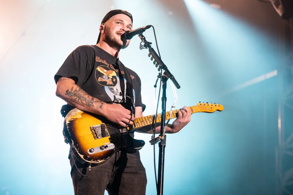 Zach Bryan swears at crowd