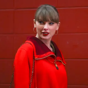 Taylor Swift Lookalike Reacts to Being Identified as Pop Star at Chiefs vs Steelers Christmas Game