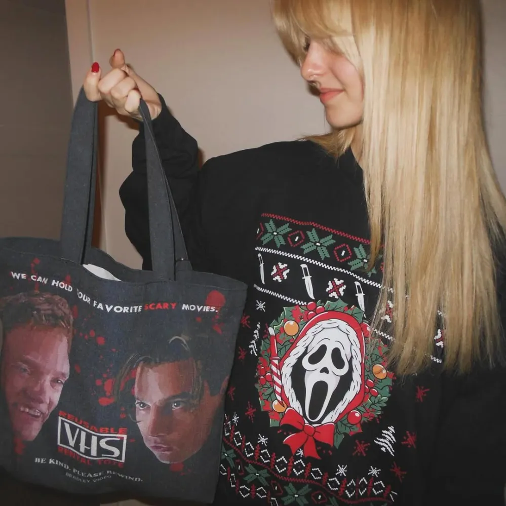 Scream 7 Star Mckenna Grace Says She Once Snuck Into a Comic Con Photo With Original Scream Cast