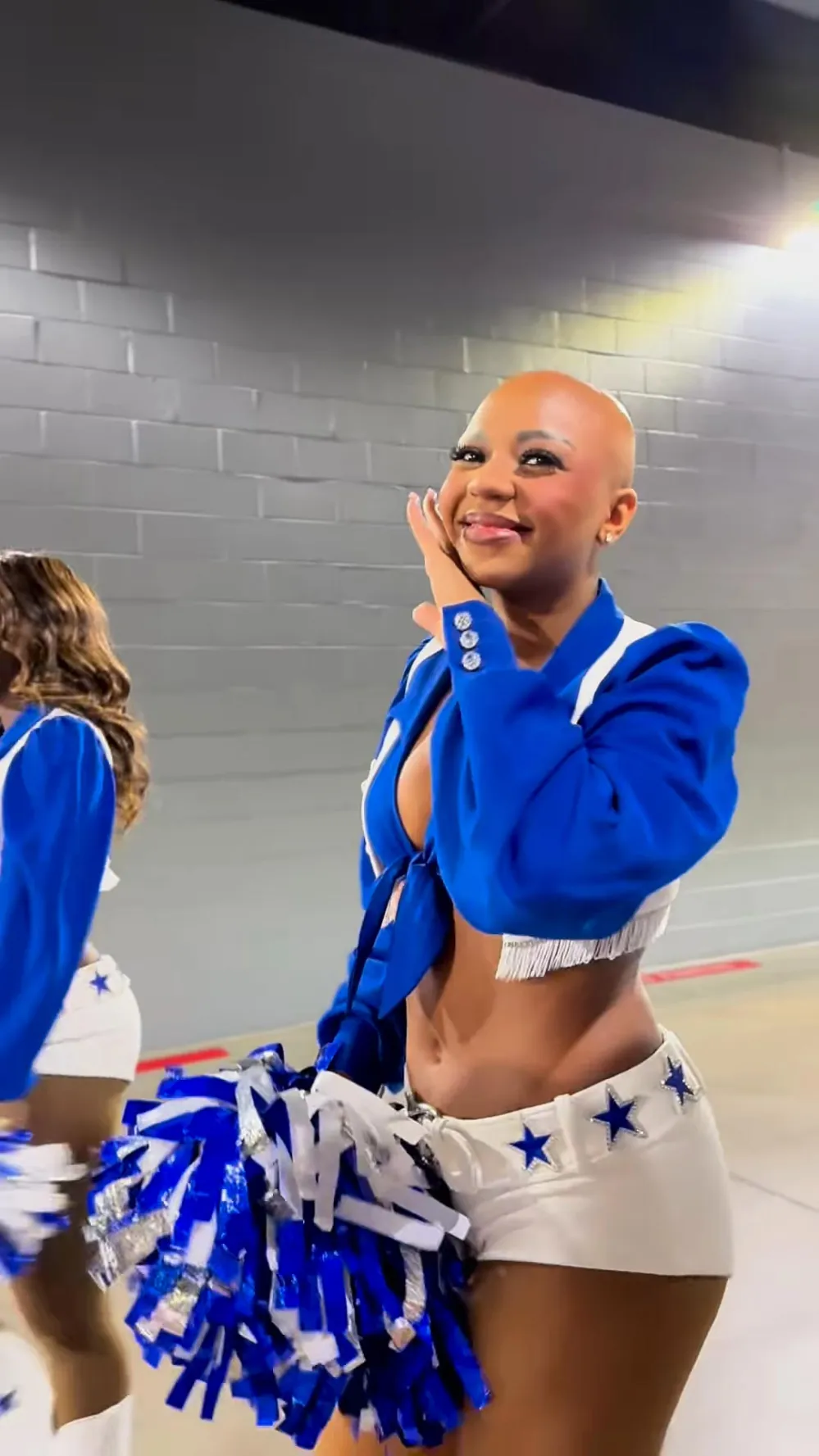 Dallas Cowboys Cheerleader Armani Latimer Dances Without Wig After Announcing Alopecia Diagnosis 275