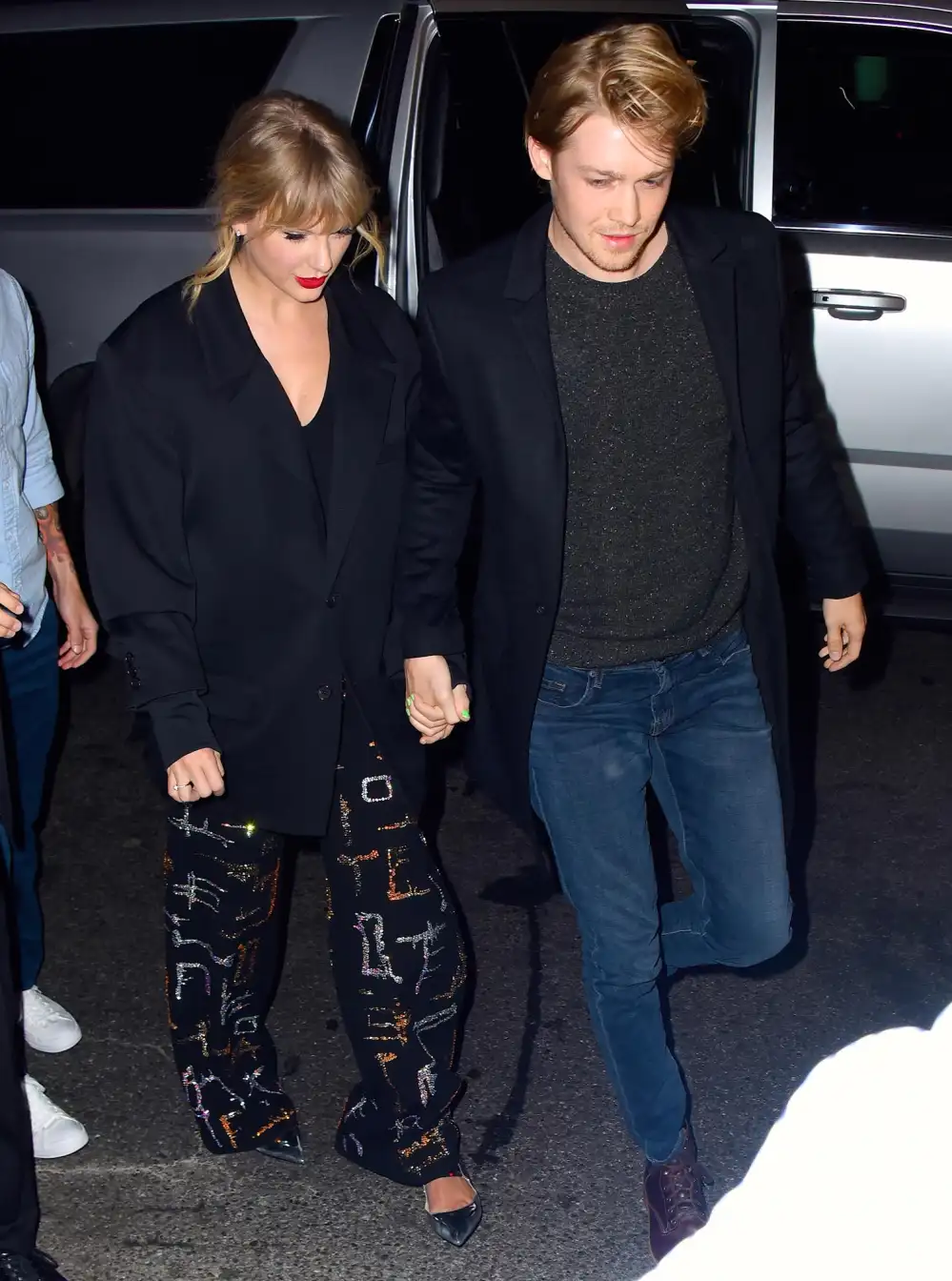 Did Taylor Swift Blur Joe Alwyn Lock Screen in Bejeweled BTS Footage 2