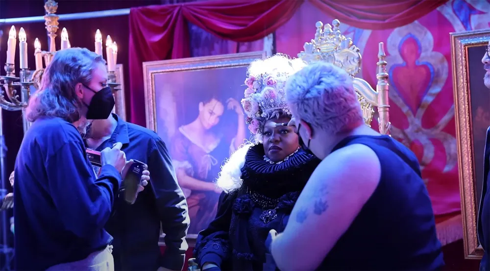 Did Taylor Swift Blur Joe Alwyn Lock Screen in Bejeweled BTS Footage