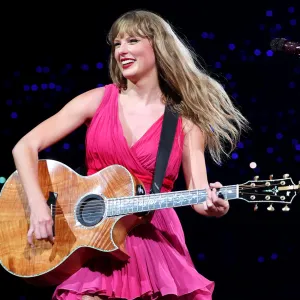 Feature All the Taylor Swift Fan Accounts Who Revealed their Identities