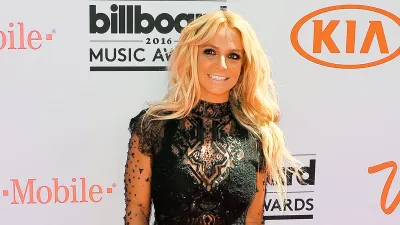 Feature Britney Spears 2453 Luxury Handbag Shopping