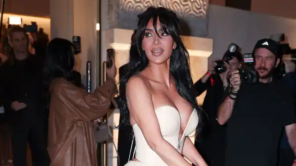 Feature Kim Kardashian Sets a New Trend With High Heel Shaped Cast 02