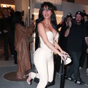 Feature Kim Kardashian Sets a New Trend With High Heel Shaped Cast 02
