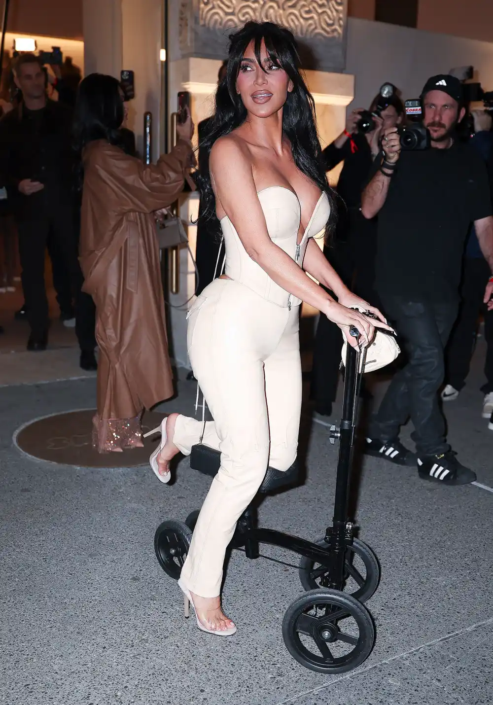 Feature Kim Kardashian Sets a New Trend With High Heel Shaped Cast 02