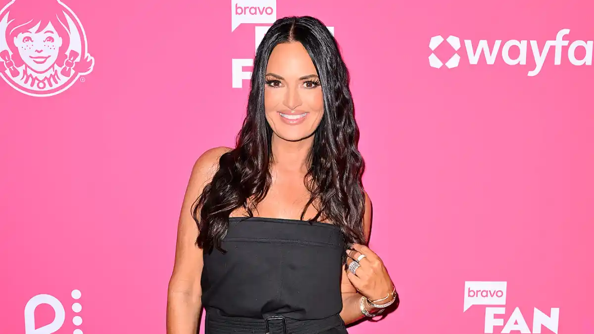 Feature Lisa Barlow Bravo Fan Fest