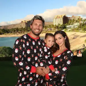 Feature Vanderpump Rules Alum Scheana Shay Proves to Haters She Did Not Photoshop Family Photo in Hawaii 2 3