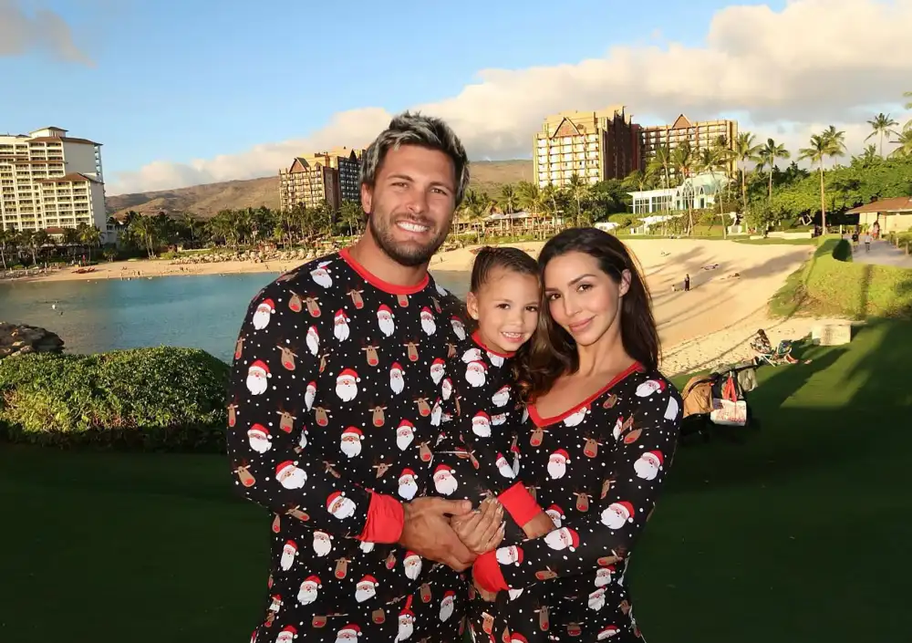 Feature Vanderpump Rules Alum Scheana Shay Proves to Haters She Did Not Photoshop Family Photo in Hawaii 2 3