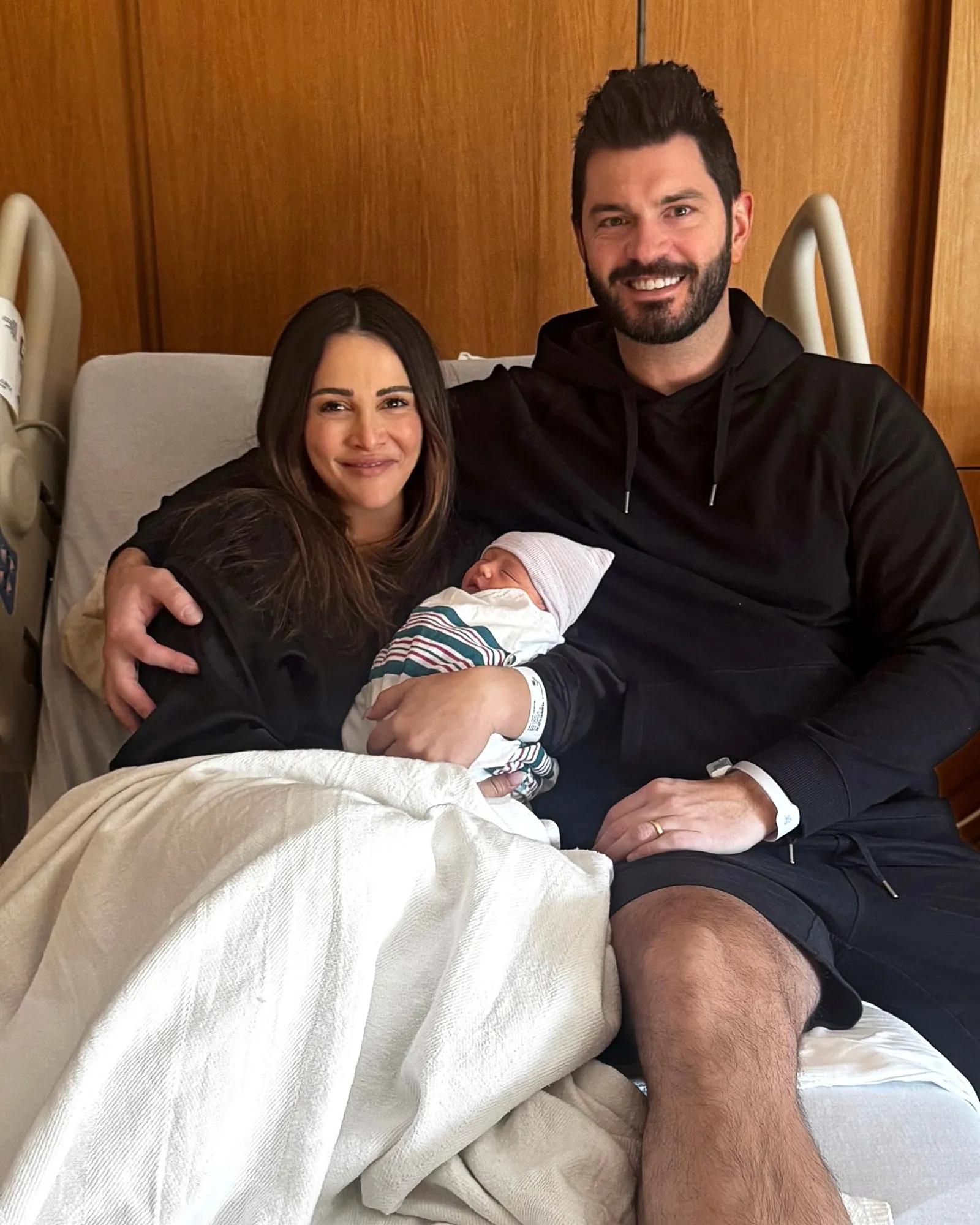 Former Bachelorette Andi Dorfman Reveals Daughter's Name, Shares 1st Photos