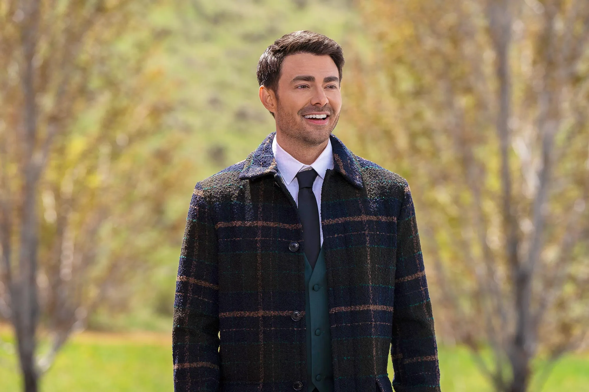 Hallmarks Jonathan Bennett Doesnt Decorate for Christmas Im Covered in Tinsel for 6 Months