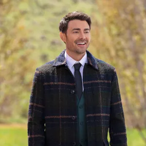 Hallmarks Jonathan Bennett Doesnt Decorate for Christmas Im Covered in Tinsel for 6 Months