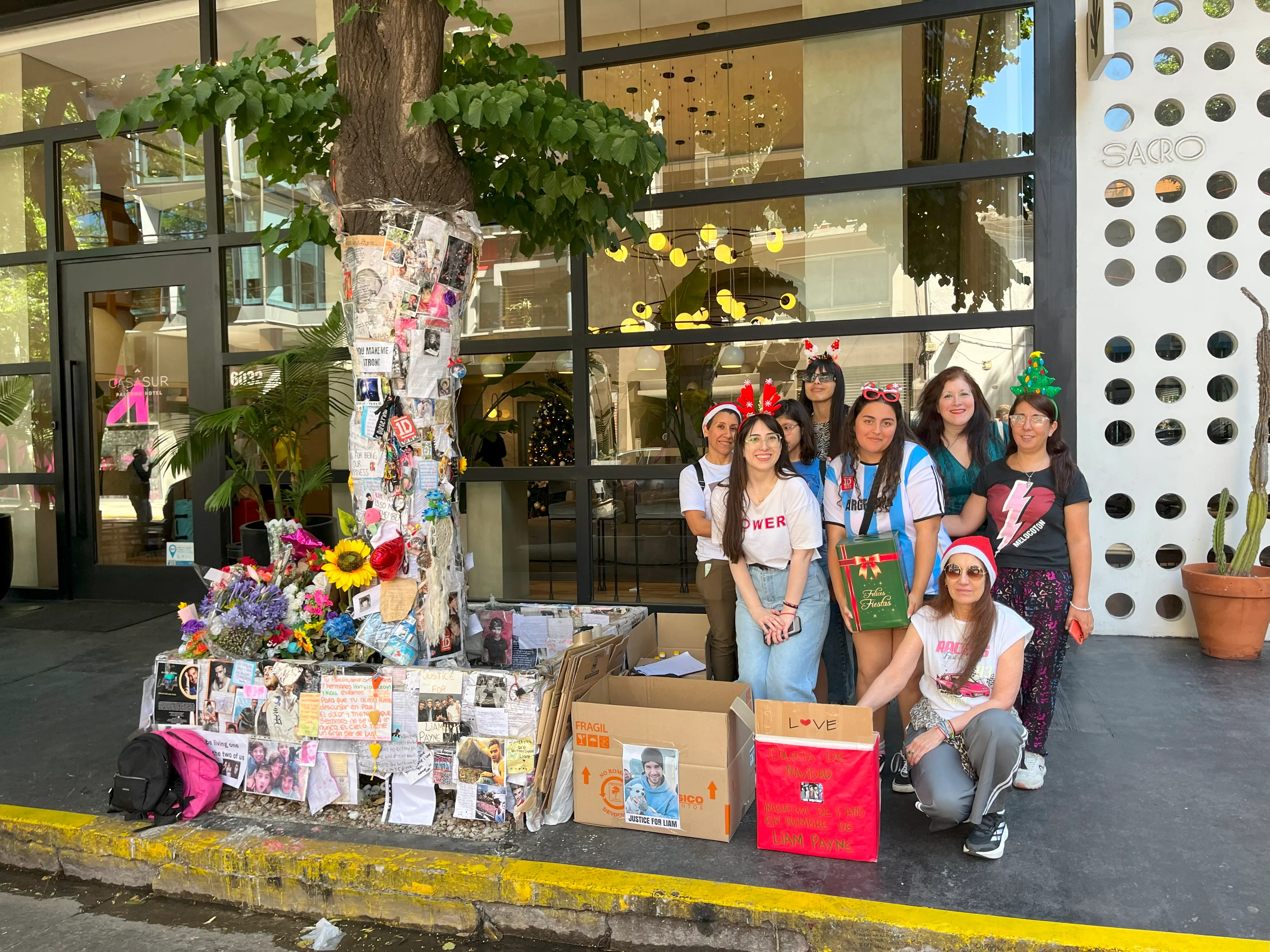Fans de Liam Payne mantienen su memoria viva frente al hotel de Buenos Aires donde murió.
