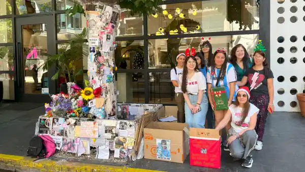 Fans de Liam Payne mantienen su memoria viva frente al hotel de Buenos Aires donde murió.