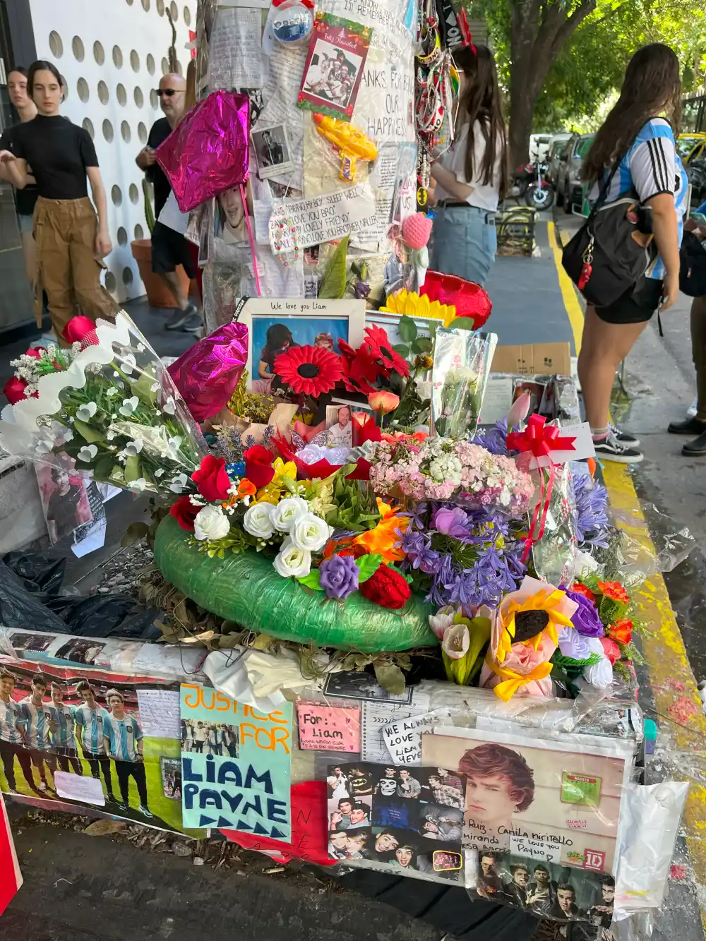 Fans de Liam Payne mantienen su memoria viva frente al hotel de Buenos Aires donde muri&oacute;.