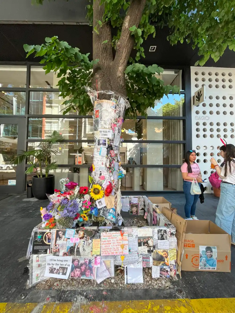 Fans de Liam Payne mantienen su memoria viva frente al hotel de Buenos Aires donde muri&oacute;.