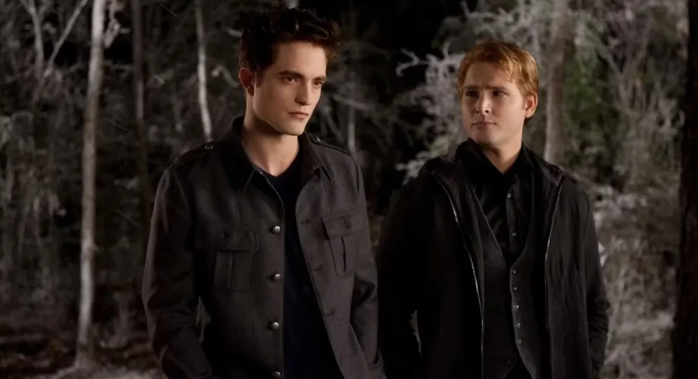 Jennie Garth Says the Most Famous Person in Her Phone Is Robert Pattinson for This Hilarious Reason