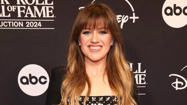 Kelly Clarkson I Love Being Naked