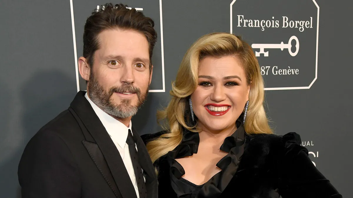 Kelly Clarkson Seemingly Shades Ex-Husband Brandon Blackstock with Christmas Stocking in New Video