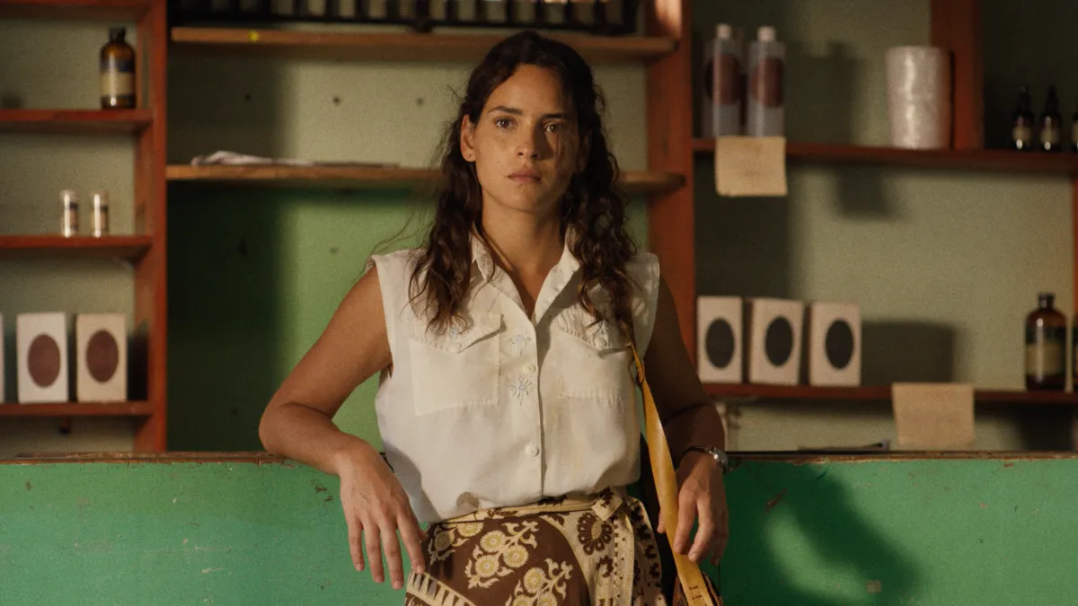 Adria Arjona en 'Los Frikis'