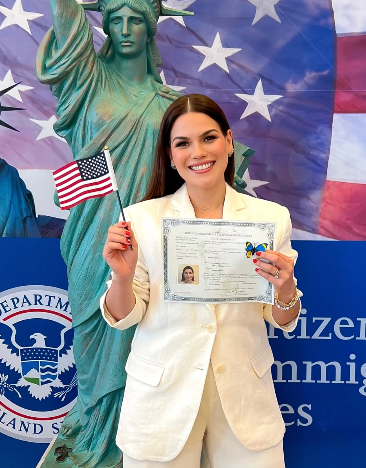 Karina Banda celebra tener la ciudadanía de EE.UU.