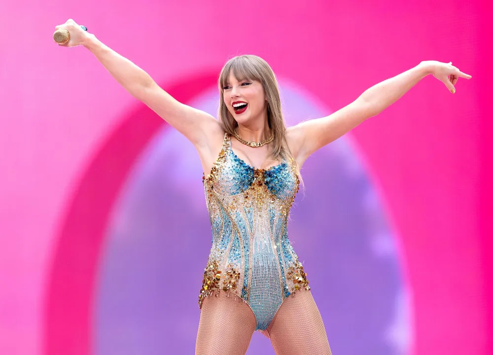 Taylor Swift Celebrates Apple Music Honor