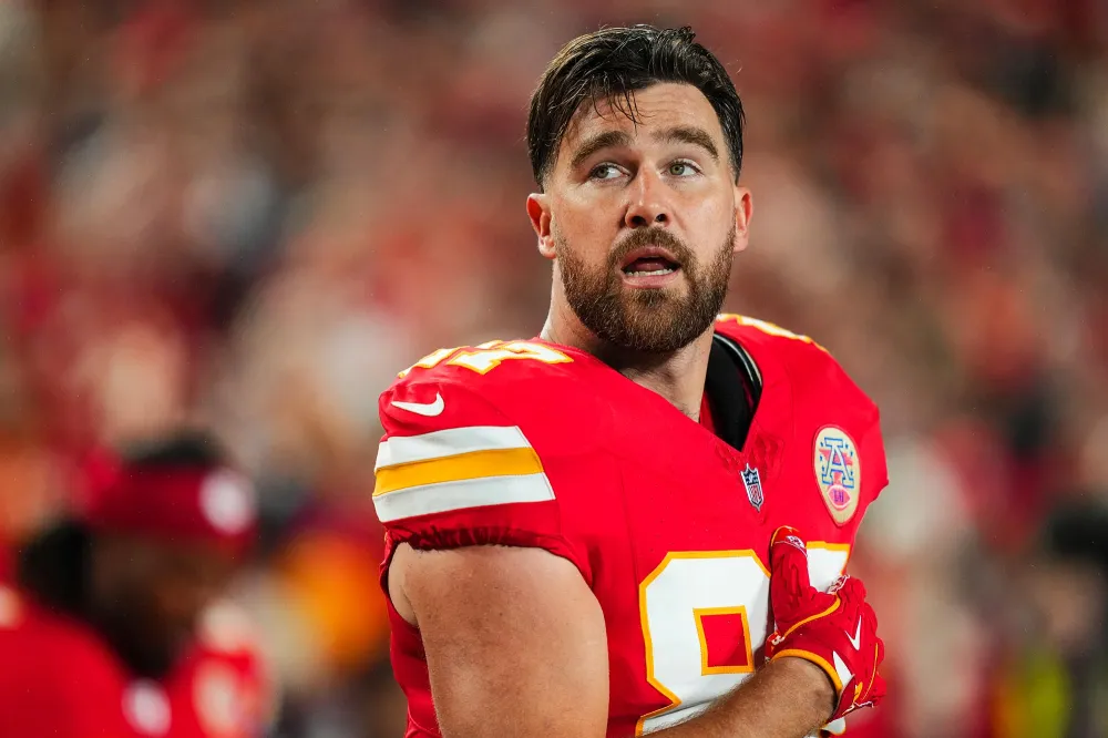 Taylor Swift Celebrates Christmas at Travis Kelce s Chiefs vs Steelers Game in Pittsburgh 045