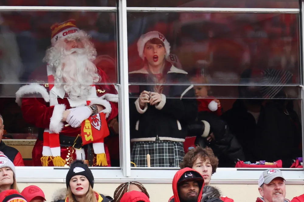 Taylor Swift Celebrates Christmas at Travis Kelce s Chiefs vs Steelers Game in Pittsburgh 047
