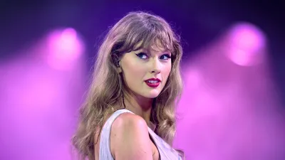 Taylor Swift Gifts Fan a Dyson Airwrap