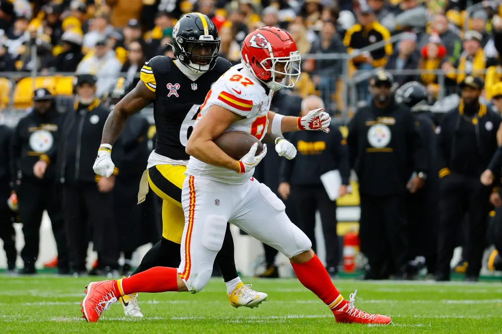 Travis Kelce Breaks Chiefs Receiving Touchdown Record Dunks Football in Homage to Tony Gonzalez 744