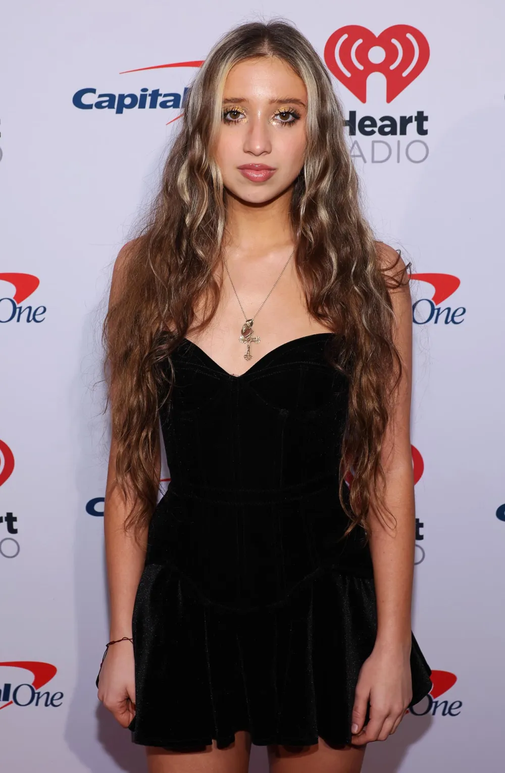 Trends Celebs Wants to Leave in 2024 From Low Rise Jeans to Dating Guys That Are Uglier Than You 596