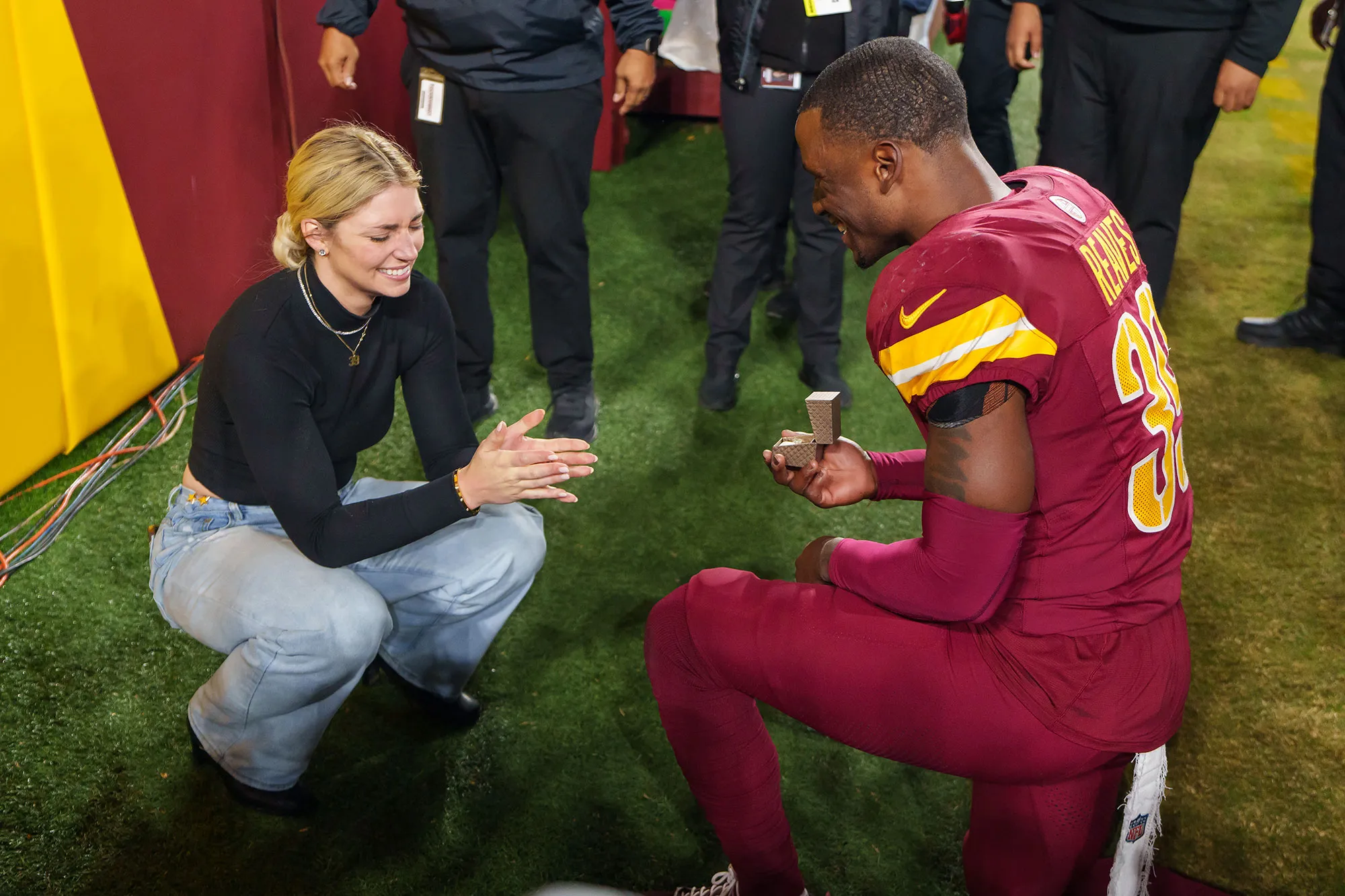 Washington Commanders Jeremy Reaves Proposes to Girlfriend on the Field After Clinching Playoffs 3