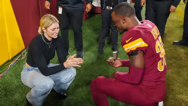 Washington Commanders Jeremy Reaves Proposes to Girlfriend on the Field After Clinching Playoffs 3