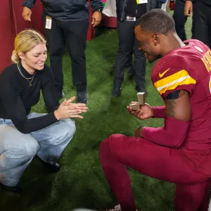 Washington Commanders Jeremy Reaves Proposes to Girlfriend on the Field After Clinching Playoffs 3