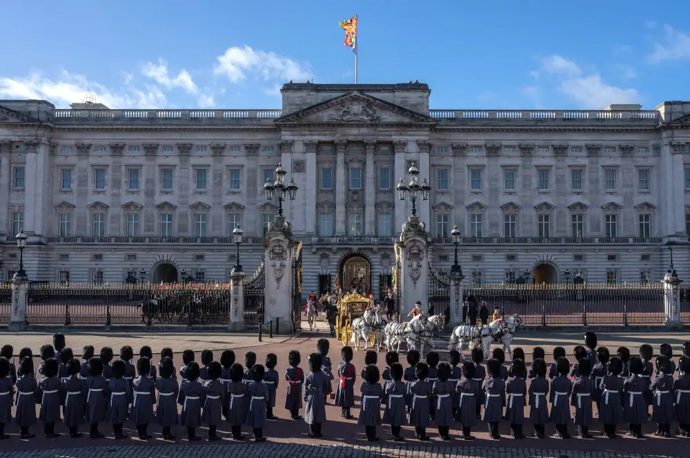 Empleado del Palacio de Buckingham arrestado tras pelea en fiesta de Navidad