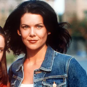 370100 09: Alexis Bledel and Lauren Graham star in Warner Bros. TV series "The Gilmore Girls." (Photo by Warner Bros./Delivered by Online USA)