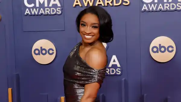 Simone Biles Shares Sweet Kiss With Husband Jonathan Owens at Bears Game