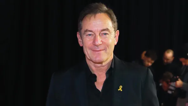 The White Lotus Jason Isaacs Says Cast Smelled During Intimate Scenes Due to Hot Temps