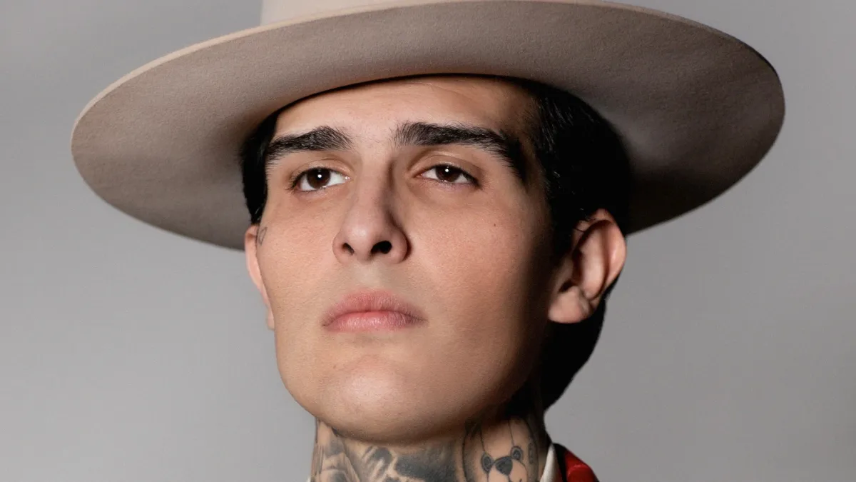 Adriel Favela - Orígenes